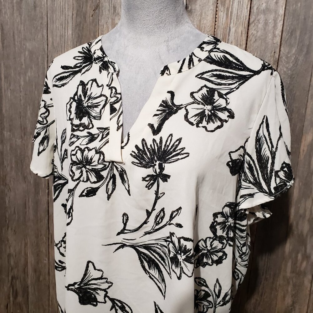 Maurices 1X Top Cream Black Floral Flutter SS V Neck Boho Office Chic Monochrome - Picture 3 of 7